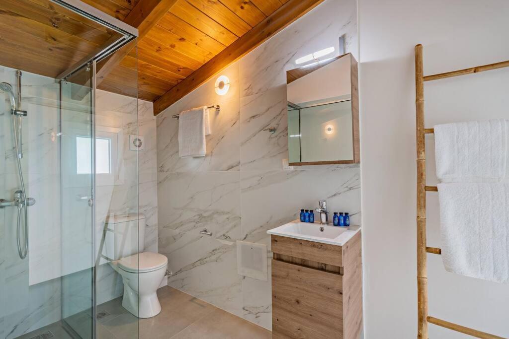 Sofia Suite, A Seafront Hideaway ! Panormos  Bagian luar foto