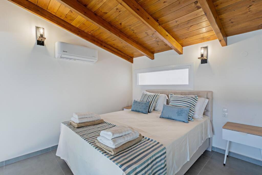Sofia Suite, A Seafront Hideaway ! Panormos  Bagian luar foto