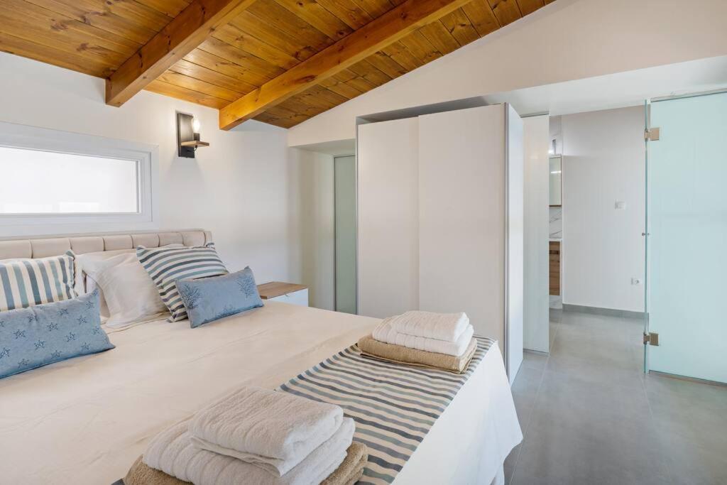 Sofia Suite, A Seafront Hideaway ! Panormos  Bagian luar foto